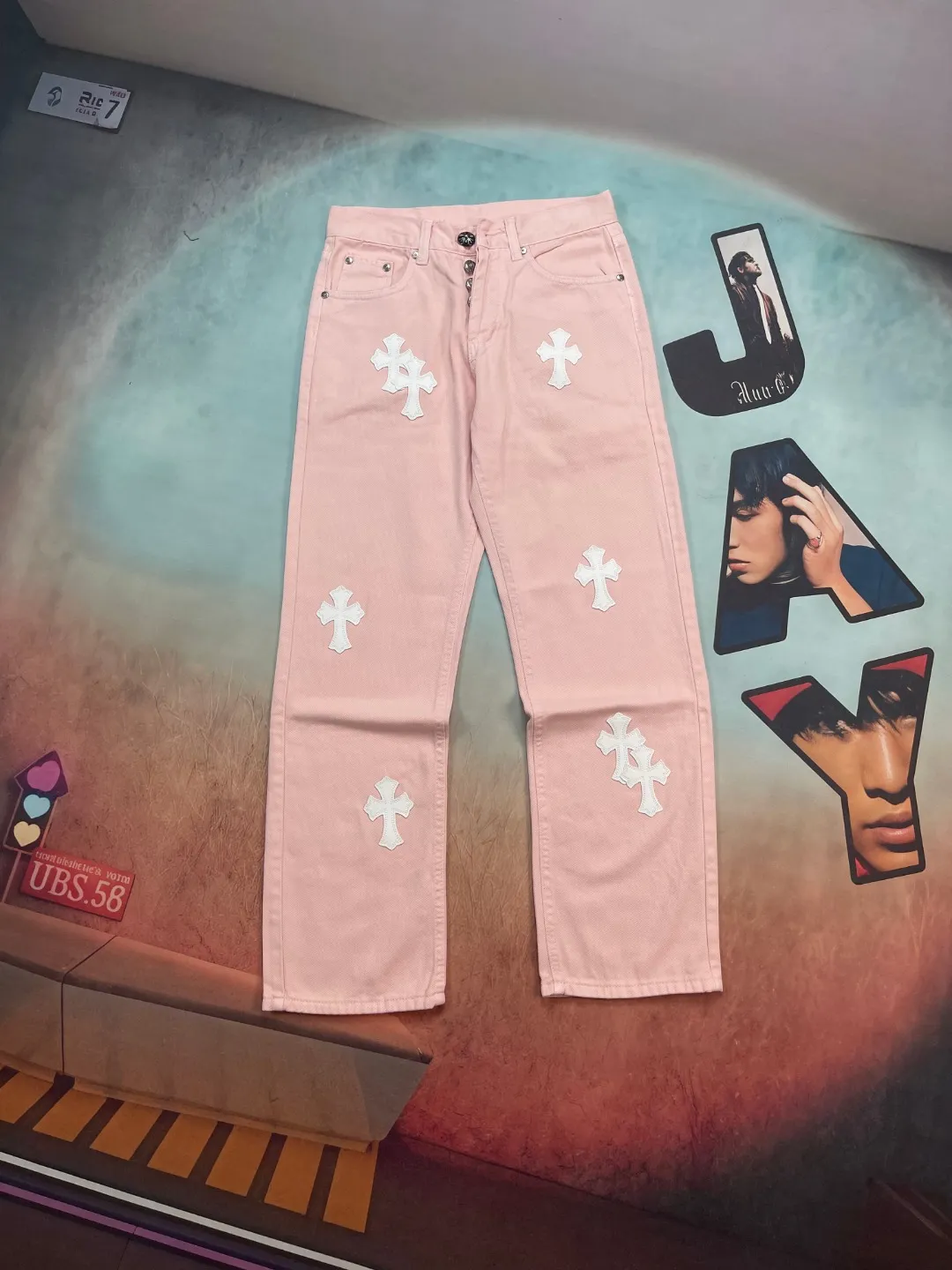 🅿️310 🔘Model No.-KL175 🔘Cro Heart𝐂𝐡𝐫𝐨𝐦𝐞 𝐇𝐞𝐚𝐫𝐭 Sex Limited Edition Girls Sakura Pink Cow White Leather Jeans* The color of these pants is super sweet pink, and the denim fabric is full of texture. The white cross pattern on it is so eye-catching, it is a classic element of Crow Heart, and it instantly makes it trendy. The hardware accessories are also very exquisite, the buttons are uniquely designed, and the details are high-end. In terms of craftsmanship, there is nothing to say. The tailoring is neat and the wiring is neat. Everything shows excellent quality. The matching suggestions are as follows: Sweet girly style: Pair it with a white midriff-baring crop top, a pair of pink thick-soled Mary Jane shoes, and a soft bear bag of the same color. It will give you a sweet girly atmosphere, which is perfect for going to an amusement park or shopping. Cool and sweet mix style: Wear a short black leather jacket on the upper body, a white lace bottoming shirt, black Martin boots, and a silver personalized necklace. The combination of cool and sweet is beautiful and sassy. Casual and lazy style: Wear a loose light purple sweater, tuck the corners into your pants, pair it with a pair of white sneakers, white stockings, and a pair of black sunglasses. It is casual and lazy, and super comfortable for daily travel.  Size: S M L XL (28.30.32.34) Color: Pink